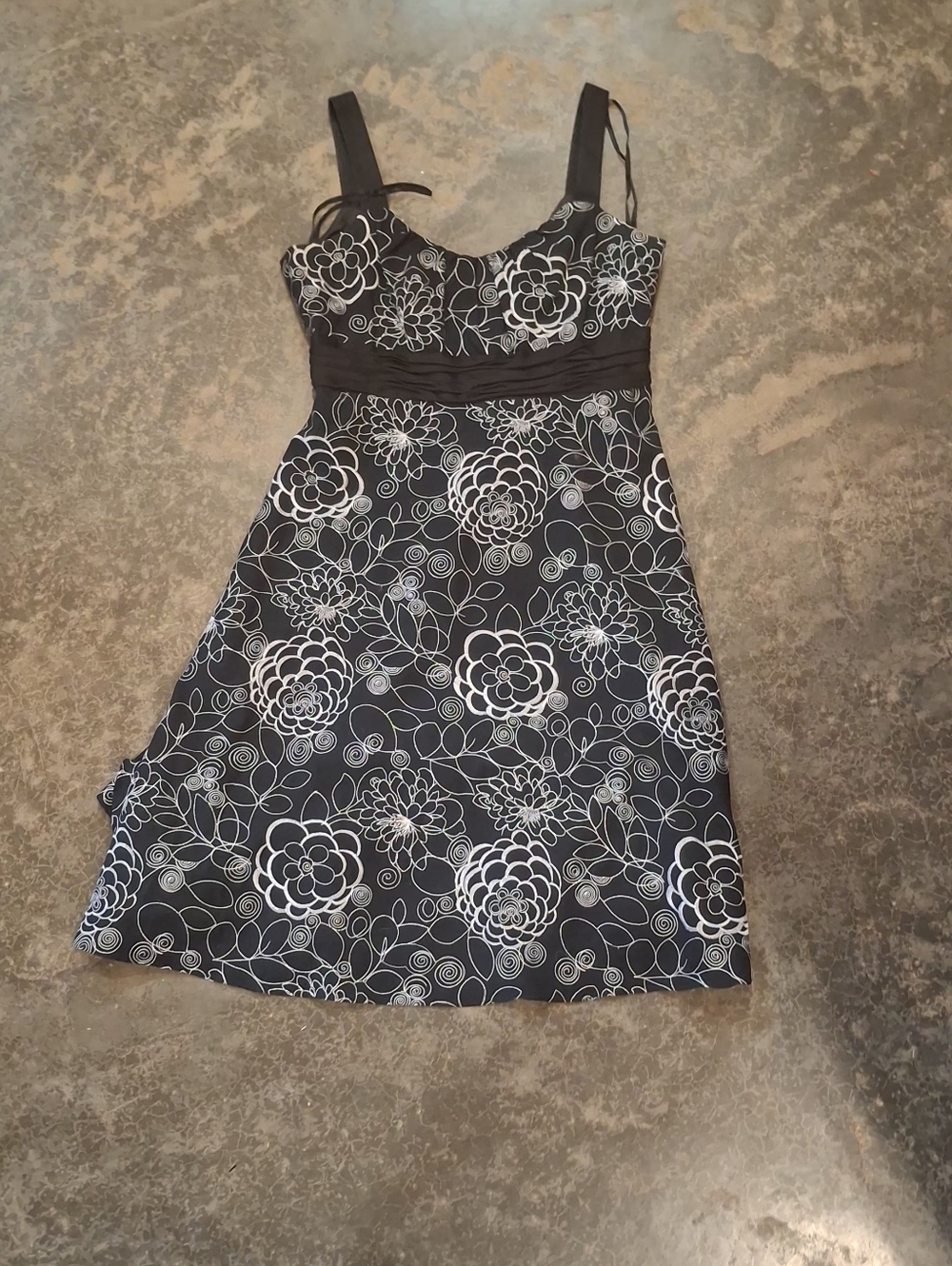 Evan Picone Black/White Dress with White Floral Outline - Picture 4 of 13
